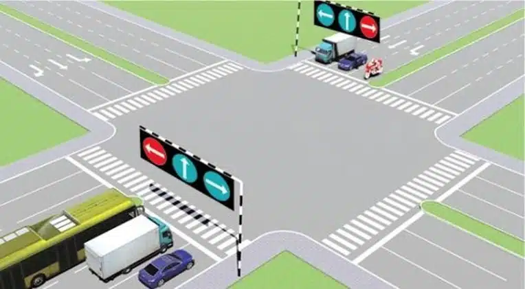 Bộ 600 Câu Hỏi Sát Hạch Lái Xe Cơ Giới Đường Bộ 46 Câu 500. Theo tín hiệu đèn, xe nào đi là đúng quy tắc giao thông?